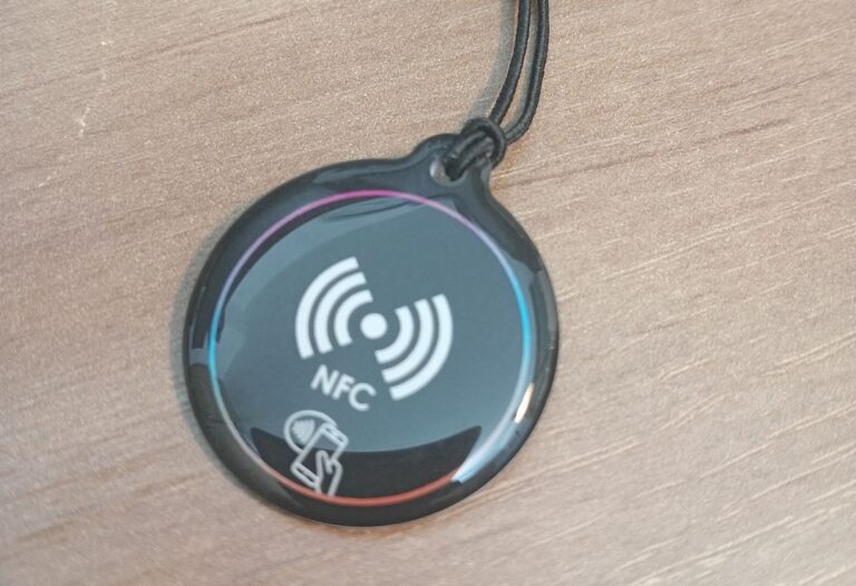 מחזיק מפתחות NFC קומפקטי בעיצוב מודרני