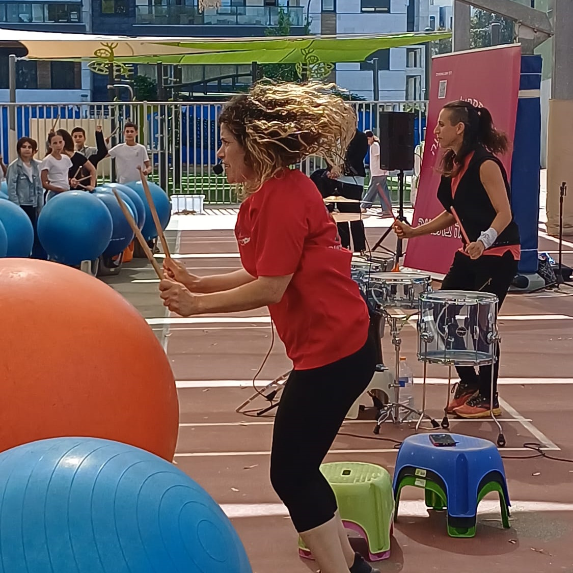 מסיבה בתנועה - יוצרים חוויה אנרגטית, מגבשת ובלתי נשכחת לכל אירוע